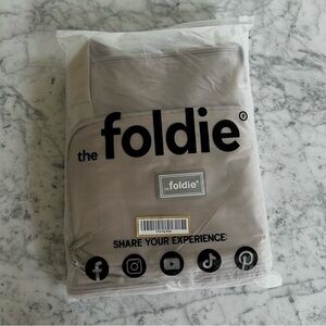 NWT The foldie travel bag in beige